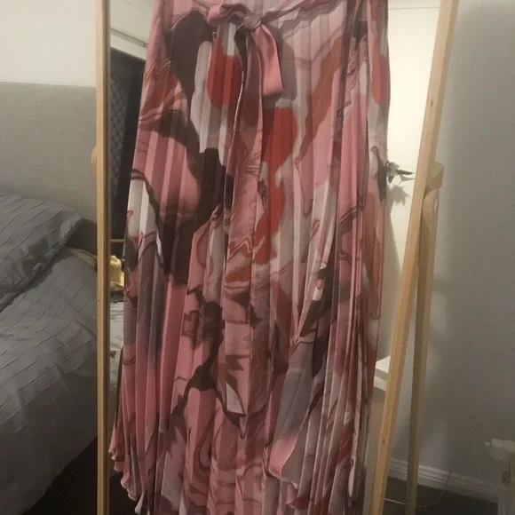 Fate and Becker Pleated MIDI Skirt - Picture 3 of 5